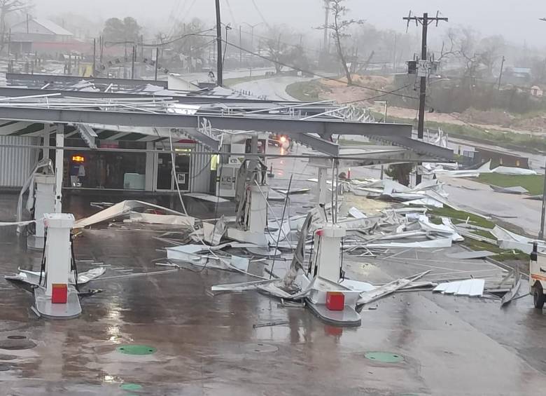 Imagen cedida por el Jamaica Observer el 28 de octubre de 2025 de una estación de servicio dañada tras el paso del huracán Melissa, en la ciudad de Bahía Montego, Jamaica. Melissa tocó tierra el martes en el suroeste de la isla de Jamaica, en el Caribe, como un poderoso huracán categoría 5 con vientos máximos sostenidos de hasta 295 kilómetros por hora, informó el Centro Nacional de Huracanes de Estados Unidos. foto: Xinhua/Jamaica Observer