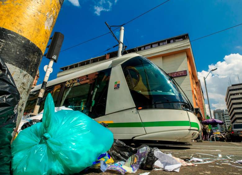 Punto de acumulación de basuras sobre la calle Ayacucho, en el oriente de Medellín. FOTO: CAMILO SUÁREZ