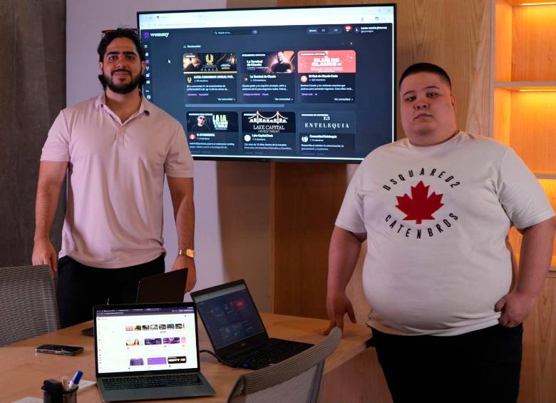 De izquierda a derecha Cristian Berrio y Carlos Jiménez. Ambos crearon Wemany, una plataforma antioqueña que reúne herramientas de comunicación, formación y monetización para comunidades digitales. FOTO CORTESÍA
