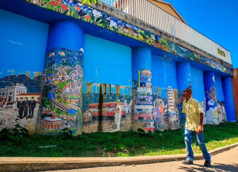 El mosaico en Miraflores cuenta la historia del transporte en Medellín, pero está en riesgo por una filtración de aguas. FOTOS CAMILO SUÁREZ