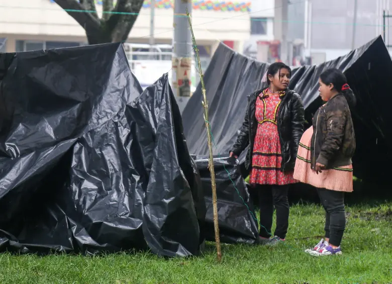 Bogotá. Mayo 19 de 2025. Integrantes de la comunidad indígena Emberá, en su mayoría provenientes de la Unidad de Protección Integral (UPI) La Rioja, se trasladaron nuevamente al Parque Nacional, exigen un diálogo con el Gobierno Nacional . (Colprensa - Catalina Olaya)