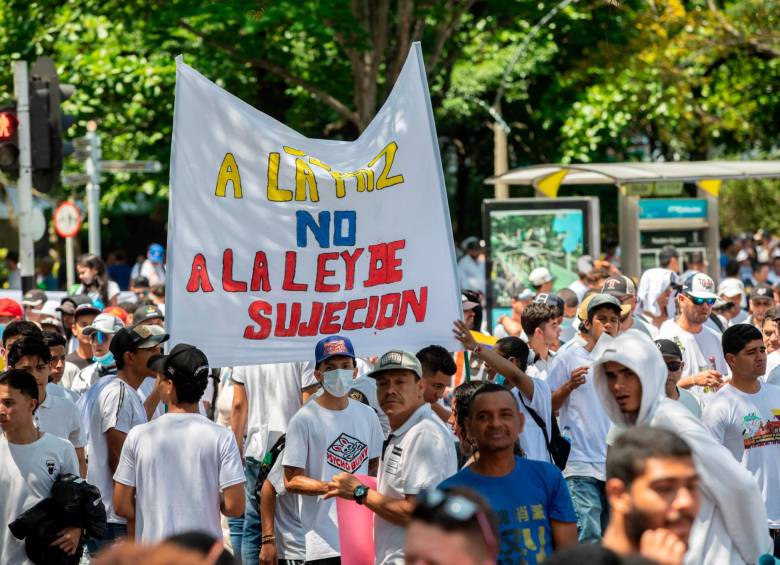 Vestidos de blanco y con banderas de la paz y de Colombia estuvieron los marchantes. Las pancartas clamaban una paz para todos. FOTOS CAMILO SUÁREZ
