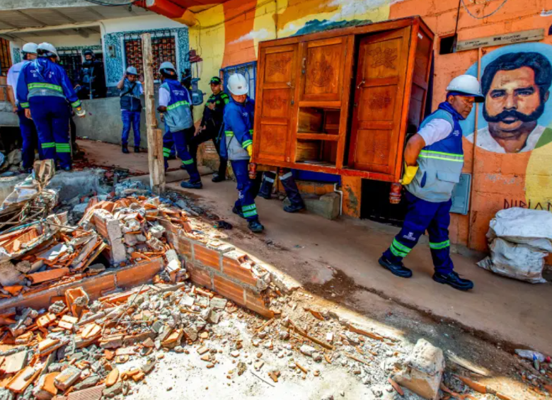 Funcionarios de la Alcaldía de Medellín ayudaron a sacar las pertenencias de los habitantes, a bodegas o casas donde se albergaron. Foto: Julio César Herrera.