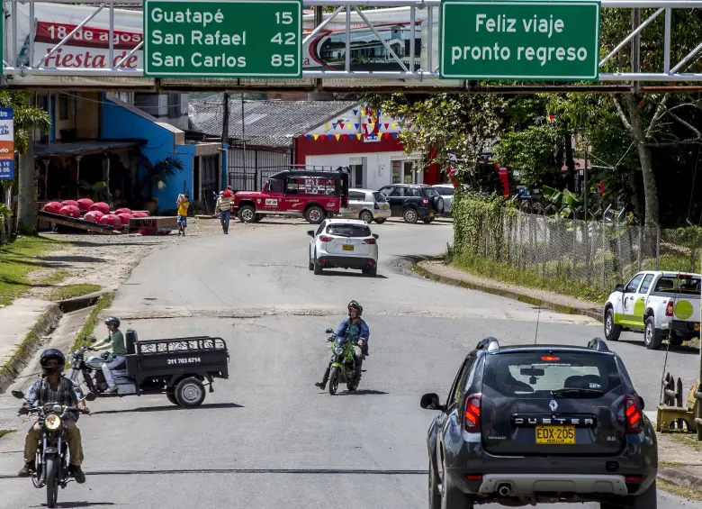 Vía que lleva de Marinilla a El Peñol y Guatapé. Foto: Juan Antonio Sánchez Ocampo