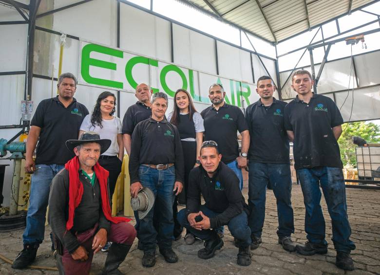 Mariana con parte del equipo de la empresa Ecolair, en la que laboran 20 personas, en la sede de Guarne. FOTO: EL COLOMBIANO