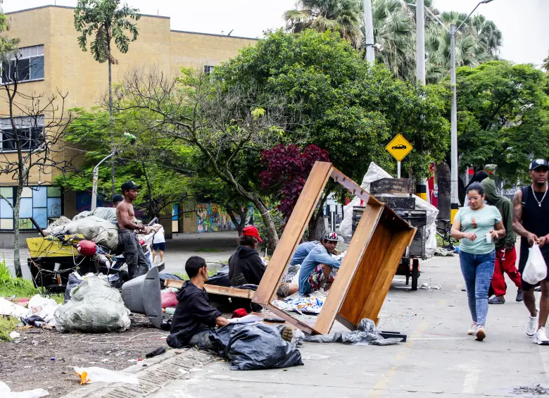 Hasta escaparates como este se ven tirados en la zona. ¿Quién pagó para que terminara en plena vía?. Foto: Julio César Herrera Echeverri.
