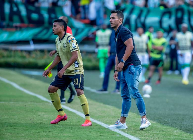 El entrenador colombiano de 41 años, Lucas González (derecha), vive su primera experiencia en el fútbol profesional en Águilas Doradas, luego de varios años en el balompié formativo. FOTO Juan Antonio Sánchez 