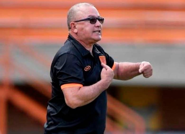 El técnico vallecaucano Alberto Suárez, dejó de ser el técnico de Envigado, tras llegar a un acuerdo con las directivas del club, con el cual logró el título del Torneo BetPlay-1. FOTO CORTESÍA ENVIGADO