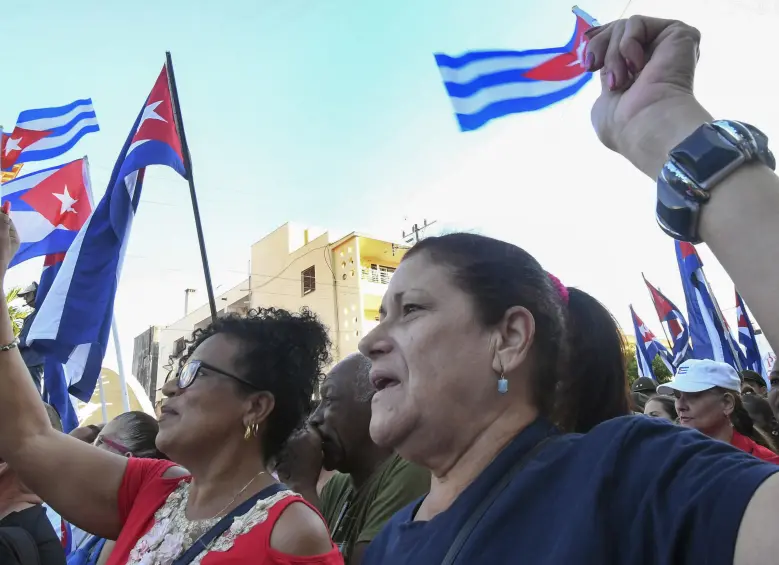 Personas en Cuba asistieron al acto por el aniversario 65 de la proclamación del carácter socialista de la Revolución cubana, el 16 de abril de 2026. FOTO: XINHUA