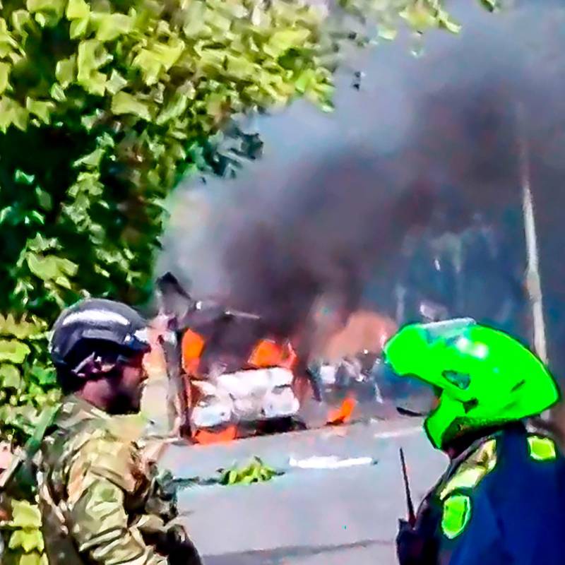 En el lugar de los hechos quedó en llamas un bus de servicio público, desde el cual al parecer se lanzaron los artefactos explosivos. IMAGEN TOMADA DE VIDEO.