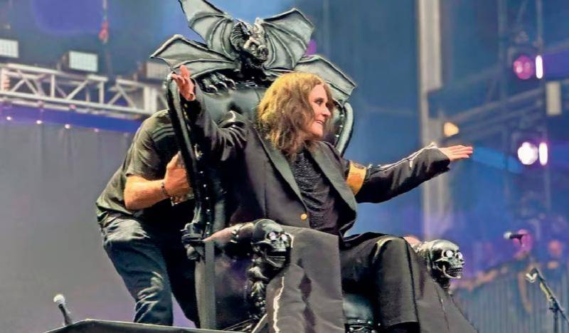 Ozzy Osbourne, sentado en su icónico trono con forma de murciélago, durante Back to the Beginning, su última actuación en vivo junto a Black Sabbath. FOTO AFP