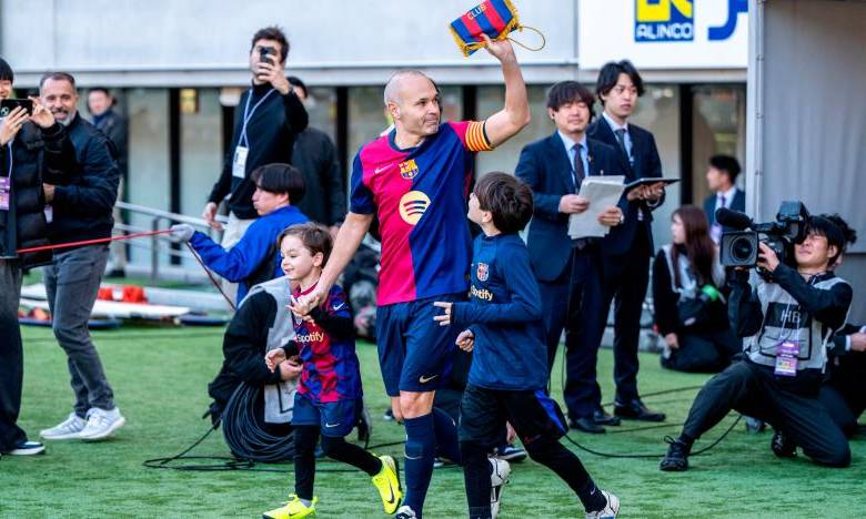 Leyendas de Barcelona y Real Madrid se juntaron para la “despedida” de Andrés Iniesta en Tokio