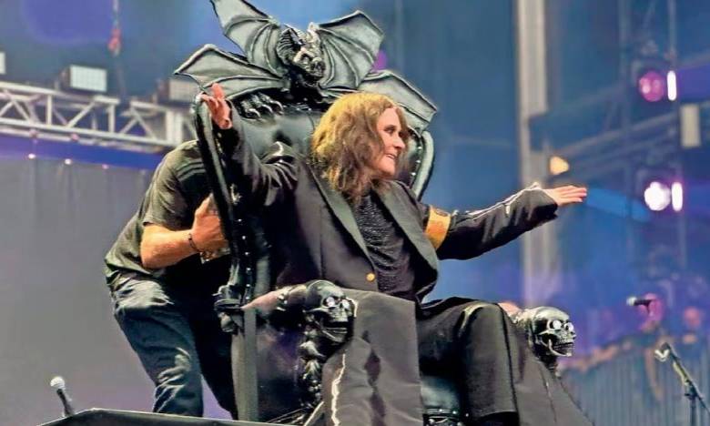 Ozzy Osbourne, sentado en su icónico trono con forma de murciélago, durante Back to the Beginning, su última actuación en vivo junto a Black Sabbath. FOTO AFP