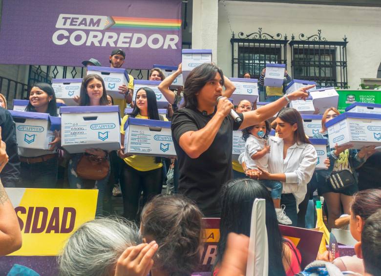 Acompañado por funcionarios de la secretaría de Educación y líderes barriales, Corredor entregó más de 300.000 firmas. FOTO EL COLOMBIANO