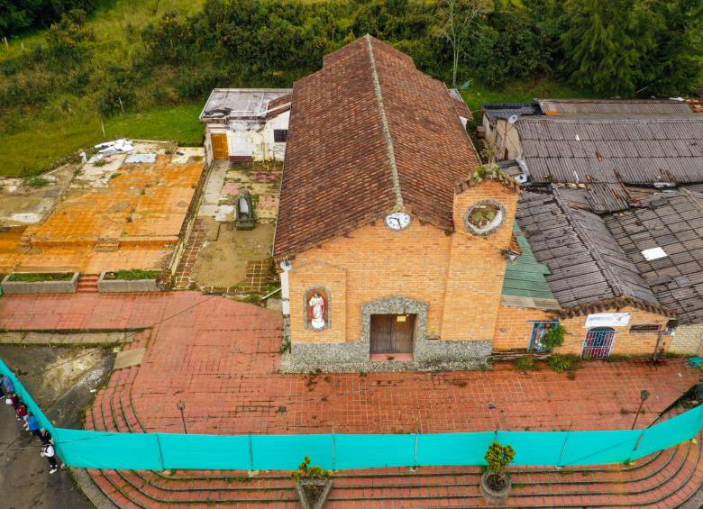 La iglesia lleva cuatro años cerrada. Hoy crece la maleza en el atrio. Foto: Manuel Saldarriaga. 