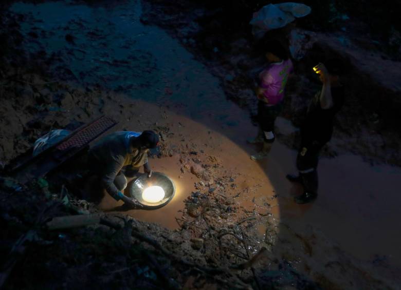 Días después del apogeo, habitantes de Remedios continúan hurgando en el lodo por oro. FOTO Manuel Saldarriaga