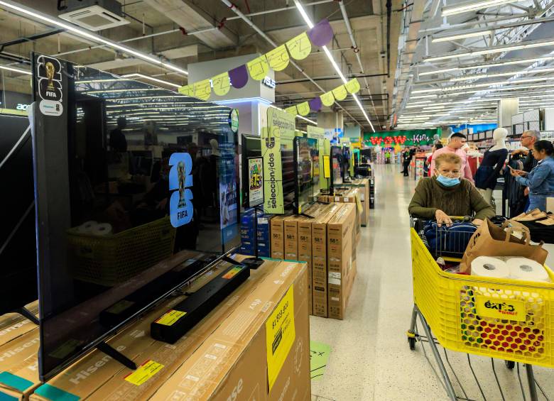 Las ventas de vehículos, motocicletas y productos tecnológicos impulsaron el crecimiento del comercio colombiano durante abril de 2026, según la Encuesta Mensual de Comercio del Dane. FOTO Camilo Suárez
