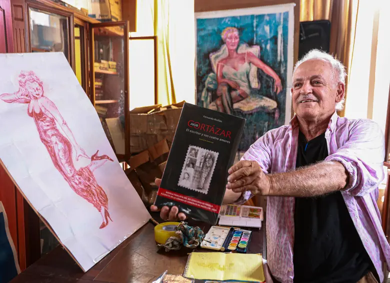 En su estudio, Fernando Rivillas sostiene un ejemplar de la biografía de Julio Cortázar que publicó hace poco. Foto: Manuel Saldarriaga