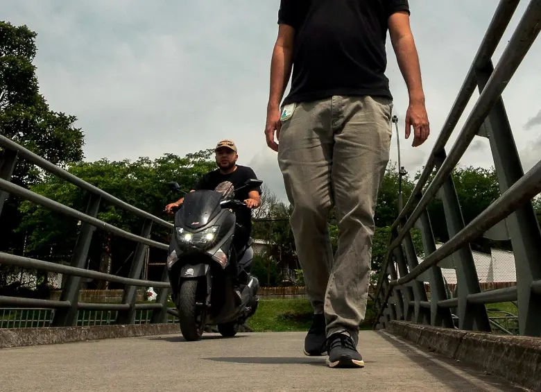 Motociclistas usan los puentes como retornos de un corredor a otro, abusando de las rampas para personas con discapacidad.