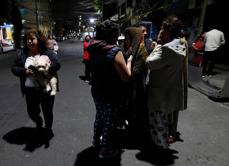 Las personas salieron a las calles en la madrugada de este jueves tras el sismo. FOTO: EFE