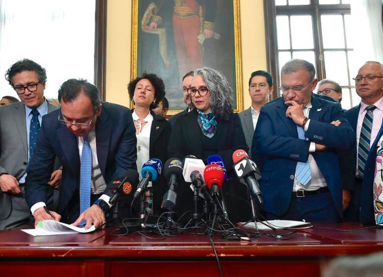 El ministro del Interior, Alfonso Prada, junto a los congresistas María José Pizarro y Roy Barreras (atrás se ve a Isabel Zuleta), entre otros, en la radicación de la reforma política. FOTO Cortesía