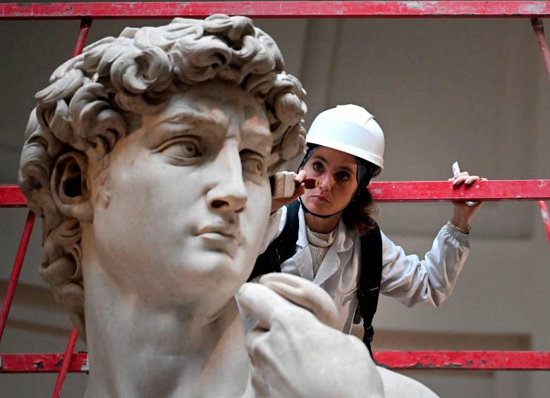 Eleonora Pucci es la restauradora personal del David de Miguel Ángel y varias veces en el año se monta a un andamio para realizar su trabajo. Como un Spa para la escultura. FOTO AFP
