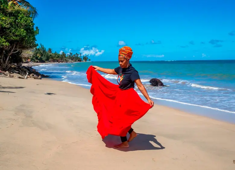 Sheila Osorio, folklorista loiceña y gestora cultural. Imparte clases de baile Bomba para mantener viva la tradición de raíces africanas en Puerto Rico. Foto Juan Antonio Sánchez.
