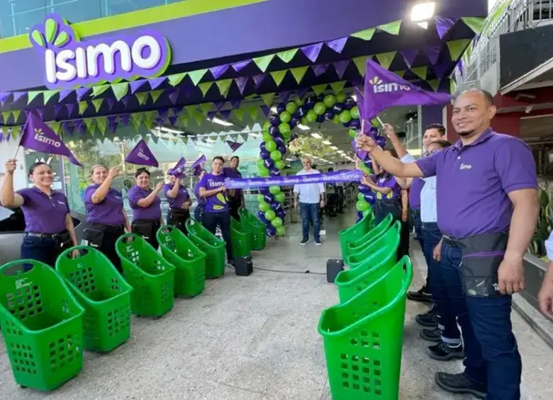 Empleados de Ísimo en una de las cientos de tiendas a nivel nacional. FOTO: ÍSIMO