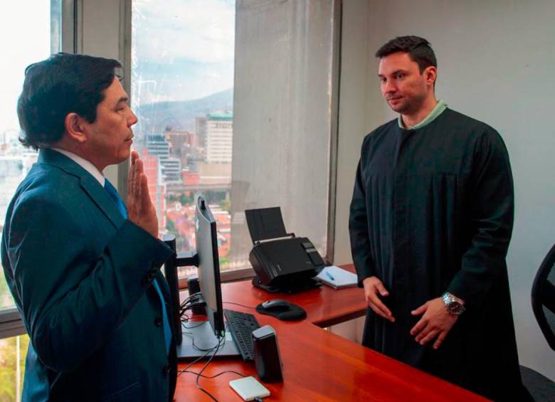 El alcalde (e) de Medellín, Óscar Hurtado, se posesionó en la mañana de este domingo como alcalde de Medellín, a la espera de la designación de un mandatario en propiedad. FOTO: CORTESÍA ALCALDÍA DE MEDELLÍN