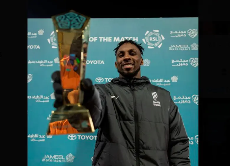El delantero colombiano Julián Quiñones, quien también se nacionalizó mexicano igualó a Cristiano Ronaldo como goleador de la Saudi Pro League.FOTO TOMADA X@Alqadsiah