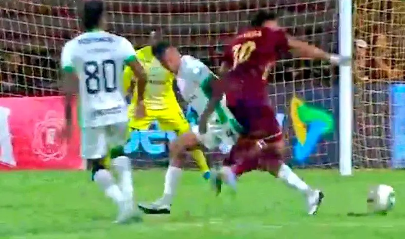 Imagen del momento en que Haydar tiene el contacto con Tatay y en la que se ve que el jugador del Tolima se lanza hacia la pierna del defensor. FOTO IMAGEN TOMADA DE LA TRANSMISIÓN DE WIN SPORTS