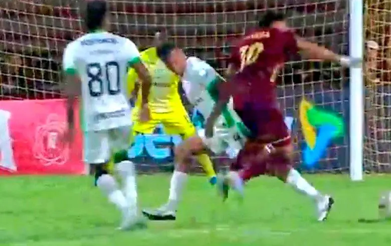 Imagen del momento en que Haydar tiene el contacto con Tatay y en la que se ve que el jugador del Tolima se lanza hacia la pierna del defensor. FOTO IMAGEN TOMADA DE LA TRANSMISIÓN DE WIN SPORTS