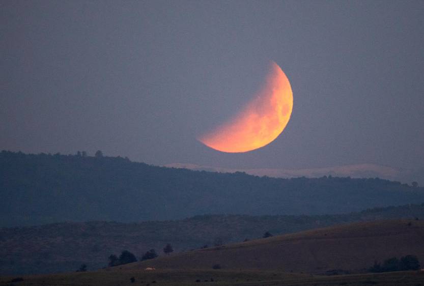 Eclipse lunar desde Macedonia. FOTO: EFE