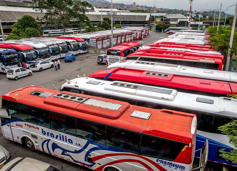 Se estima que en Antioquia hay 4.100 vehículos de servicio público intermunicipal e interdepartamental, y el sector genera 15.000 empleos. FOTO Juan Antonio Sánchez