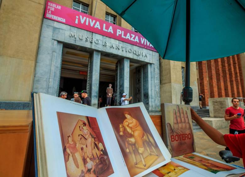 Cerca de 180 comerciantes tradicionales en Plaza Botero vieron aumentar sus ingresos durante los días de homenajes al artista. FOTO: CAMILO SUÁREZ