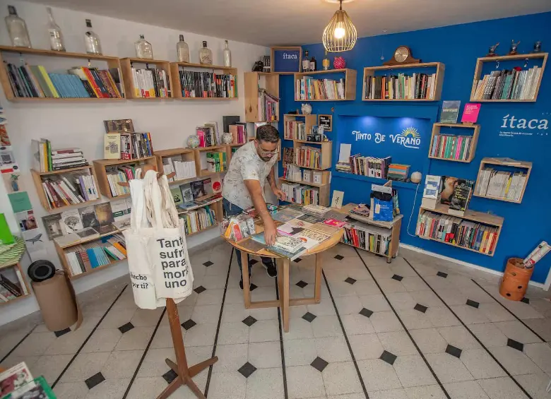 Ítaca Librería, ubicada en Laureles, hace parte del Tour de LibrerpiasFOTO: Esneyder Gutiérrez.