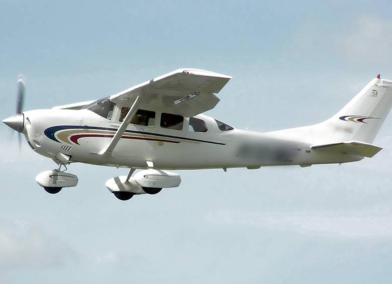 Cessna 206H Stationair 2. Foto de referencia: Adrian Pingstone en julio de 2005 con creative commons para dominio público