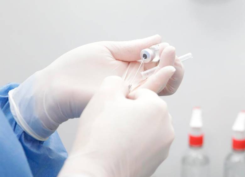 En el país se está vacunando al personal de salud de la primera línea de atención a la covid-19 y a los adultos de 80 o más años. FOTO COLPRENSA