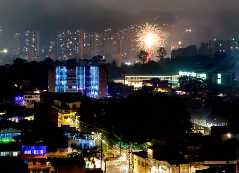 La alborada del 1 de diciembre cobró el primer quemado en Medellín, un joven de 18 años. FOTO JUAN ANTONIO SÁNCHEZ