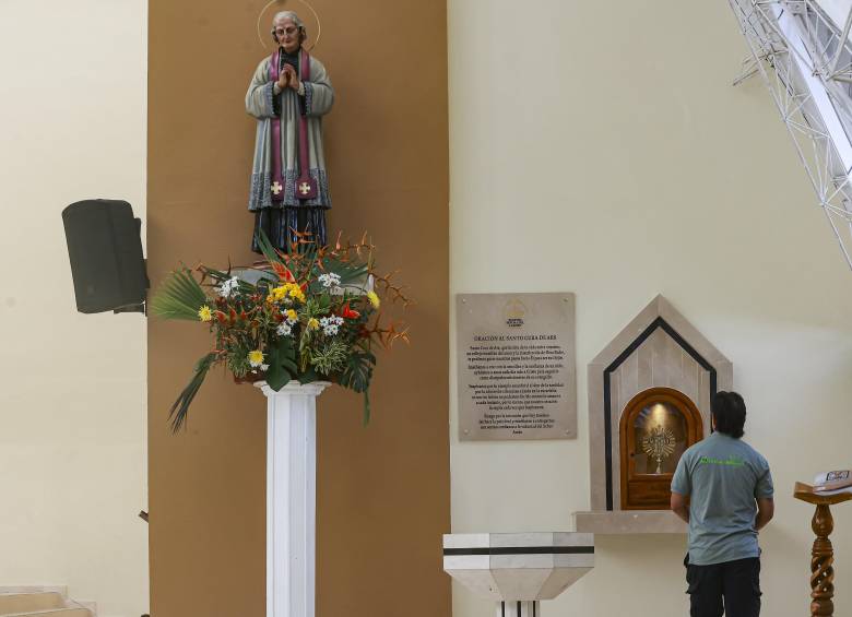La imagen del Santo Cura de Ars junto a la reliquia de primer grado de este santo francés. Foto: Manuel Saldarriaga Quintero.
