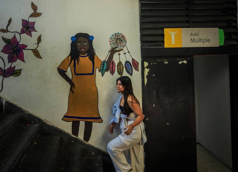 En los murales se representa a la población que hace parte del colegio así como sus costumbres. Foto: Andrés Camilo Suárez Echeverry.