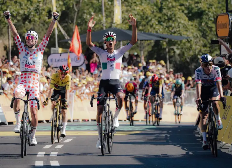 Isaac del Toro, de 22 años y arropado por su líder Tadej Pogacar, logró este domingo su triunfo 30 como ciclista profesional. FOTO X-TOUR DE FRANCIA