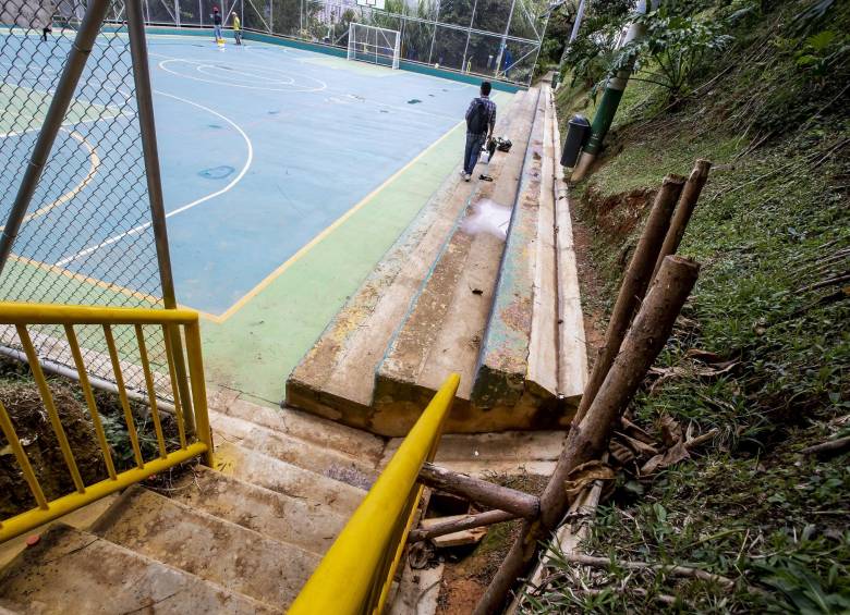 Vecinos se quejan que cuando llueve la cancha se inunda haciendo que la pintura resulte resbalosa para la práctica deportiva. Foto: Jaime Pérez Munévar]