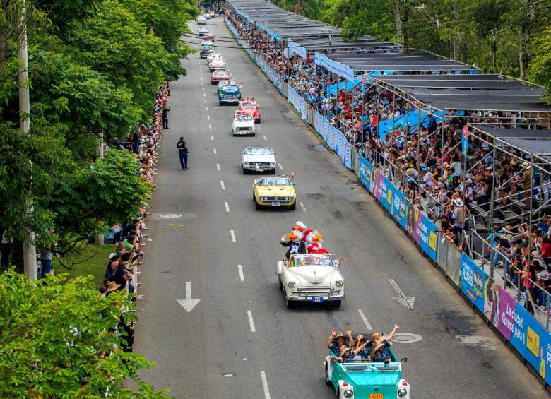 Los autos clásicos llenaron las calles de Medellín en el vibrante Desfile de Autos Clásicos y Antiguos. FOTO EL COLOMBIANO
