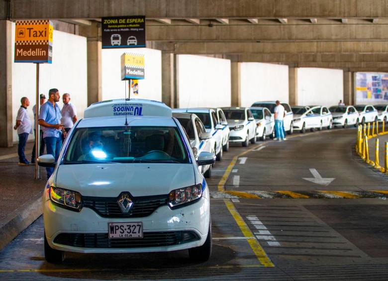 En el aeropuerto hay una calzada exclusiva para los llamados Raya Azul, que son los autorizados para recoger y llevar a los viajeros. FOTOS ESNEYDER GUTIÉRREZ CARDONA