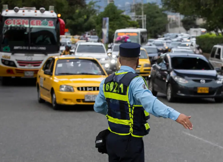 En Medellín, más de 150 agentes de tránsito fueron distribuidos en corredores como el Túnel de Oriente, las autopistas Norte y Sur y las conexiones hacia Occidente. Foto: Manuel Saldarriaga
