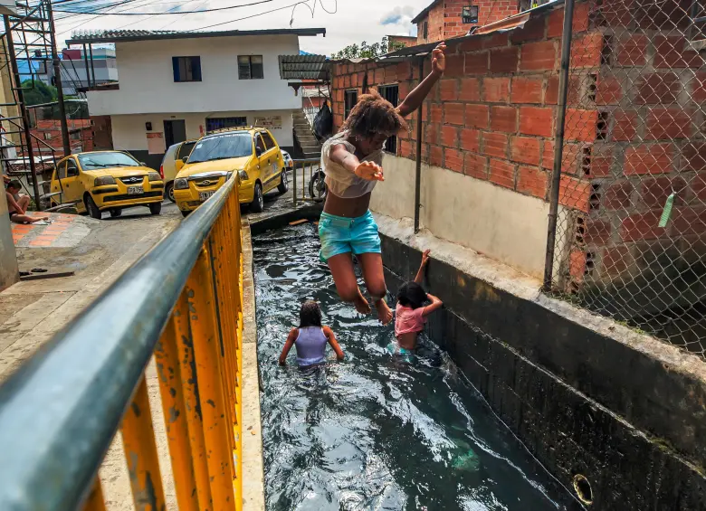 En este espacio minúsculo es indispensable adoptar técnicas especiales para los clavados, con el fin de no terminar estampados en el piso o pared. FOTO: CAMILO SUÁREZ
