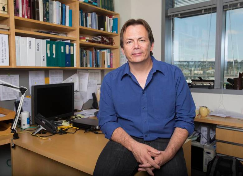 El investigador Evan Eichler considera que la nueva secuencia completa es una “piedra de Rosetta” para comprender la compleja variación genética que subyace a las enfermedades y la evolución. Es uno de los principales científicos de este proyecto para secuenciar los genomas completos de muchos seres humanos. FOTO / Ron Wurzer/AP Images para HHMI