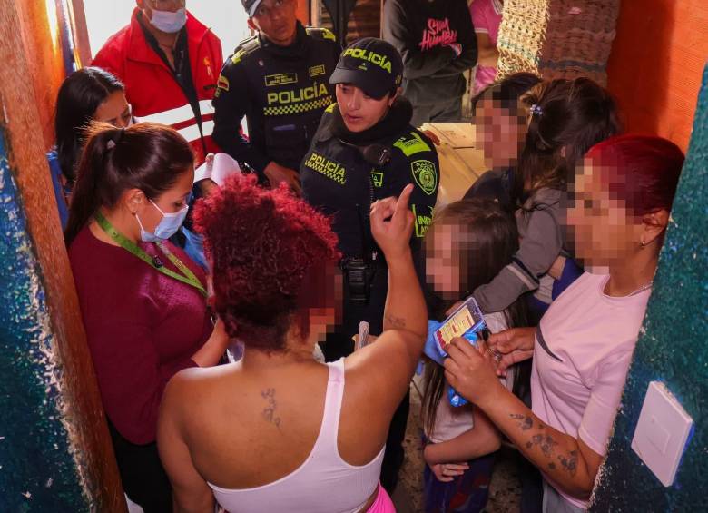 El operativo permitió incautar drogas y encontrar celulares hurtados y armas cortopunzantes. FOTO: Alcaldía de Bogotá.