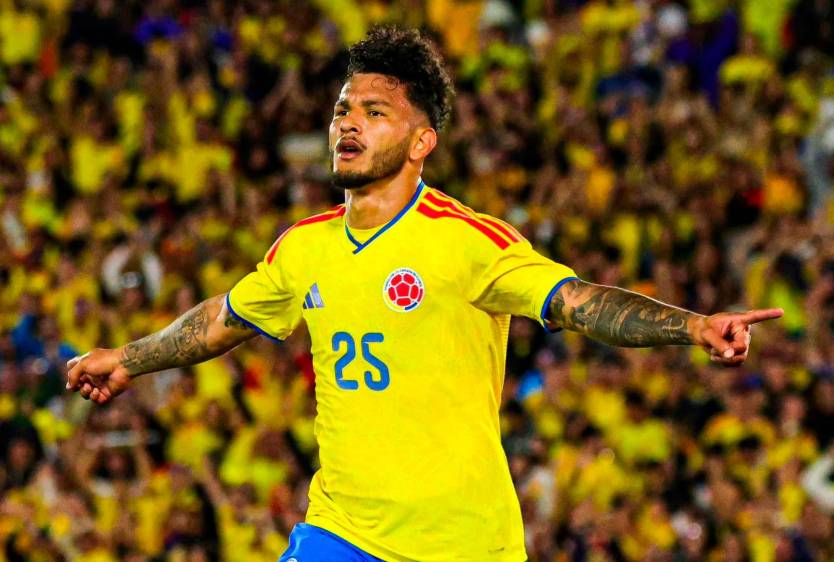 Luis Javier Suárez, delantero colombiano, luciendo la camiseta oficial de la Tricolor, que será la principal para los partidos en el Mundial de Norteamérica. FOTO CORTESÍA FCF 